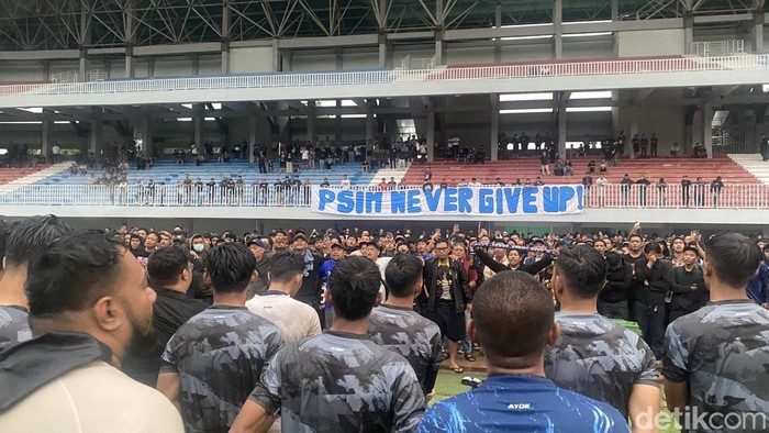 Suporter mendatangi latihan PSIM Jogja di Stadion Mandala Krida, Umbulharjo, Kota Jogja, Rabu (8/1/2025) sore.