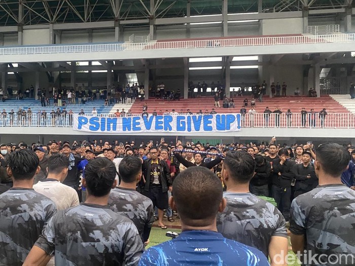 Suporter mendatangi latihan PSIM Jogja di Stadion Mandala Krida, Umbulharjo, Kota Jogja, Rabu (8/1/2025) sore.