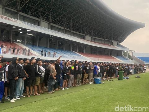 Suporter mendatangi latihan PSIM Jogja di Stadion Mandala Krida, Umbulharjo, Kota Jogja, Rabu (8/1/2025) sore.
