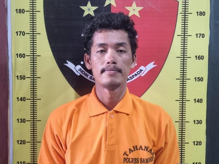 Tampang pelaku Jepri Rumahorbo saat diamankan di kantor polisi (Foto: Dok. Polres Samosir)