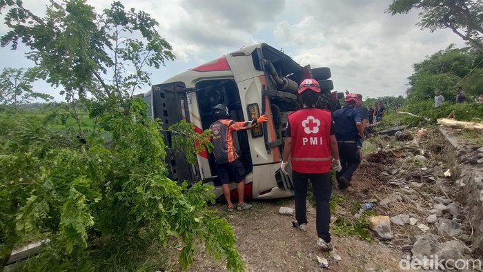 Tim gabungan saat mengevakuasi korban kecelakaan bus Murni Jaya di Panjatan, Kulon Progo, Rabu (8/1/2025).