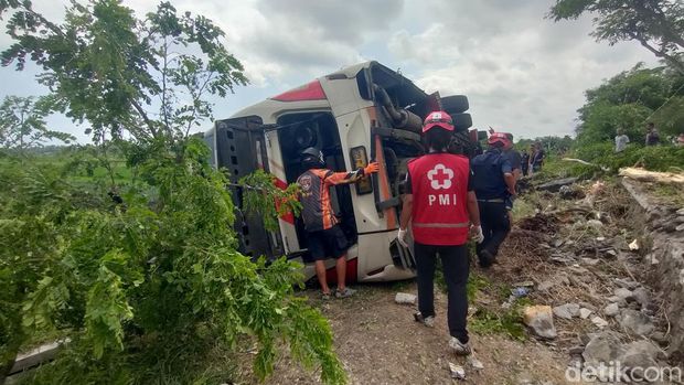 Tim gabungan saat mengevakuasi korban kecelakaan bus Murni Jaya di Panjatan, Kulon Progo, Rabu (8/1/2025).