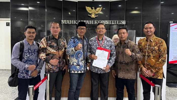 Tim kuasa hukum Khofifah-Emil