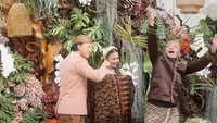 Sule dengan ekspresi cerianya melakukan salah satu tradisi dalam tingkeban. Foto: dok. Instagram Rizky Febian