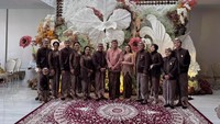 Keluarga inti Mahalini dan Reizky Febian menghadiri acara tingkeban 7 bulanan menggunakan kebaya dan beskap Sunda bernuansa coklat. Foto: dok. Instagram Sule