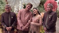 Rizky Febian dan Mahalini diapit oleh dua orang ayah yang hebat, Sule dan I Gede Suharaja. Foto: dok. Instagram