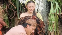 Rizky Febian melakukan tradisi belah kelapa. Foto: dok. Instagram Rizky Febian