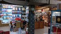 Pasar Tebet Barat merupakan salah satu pusat percetakan di Jakarta, khususnya untuk percetakan undangan pernikahan. Namun seiring berjalannya waktu, pesona usaha percetakan di kawasan ini kian memudar.
