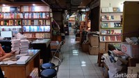 Pantauan detikcom di lokasi, Rabu (8/1/2025), pusat percetakan ini terletak di bagian basement pasar. Jika pengunjung datang dari arah barat, terlihat ada dua akses utama menuju basement di sisi kanan dan kiri pintu utama pasar.