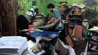 Basement kawasan pasar ini terasa sangat sunyi karena sepi pengunjung. Begitu juga dengan toko-toko percetakan undangan yang rata-rata hanya dijaga oleh satu orang dan terlihat kosong karena tak ada pengunjung.