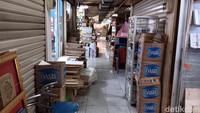 Salah seorang penjaga toko percetakan di Pasar Tebet Barat, Jefri, mengatakan kawasan ini merupakan salah satu sentra percetakan di Jakarta selain Pasar Senen, Jakarta Pusat. Khususnya untuk percetakan undangan pernikahan.