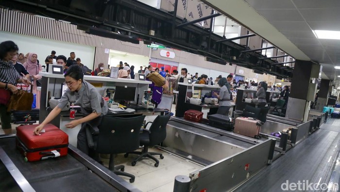 Travelers, Gini Lho Persiapan Lion Air Sebelum Terbangkan Penumpang detikTravel berkesempatan melihat langsung bagaimana persiapan maskapai Lion Group sebelum menyambut penumpang di dalam pesawat. Yuk, intip potretnya.