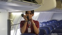 Setelah melihat proses check in, kami pun dibawa ke ruangan flight operations (FLOPS). Di sinilah para pramugari dan pilot mempersiapkan diri untuk melakukan penerbangan. Mulai dari sign on ke sistem, melihat kondisi cuaca dan penerbangan, briefing, hingga pemeriksaan kesehatan.