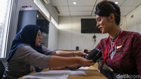 Seperti ini pemeriksaan kesehatan bagi awak kabin, yaitu dicek tekanan darah dan harus nol kadar alkohol.