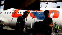 Terlihat juga para staf mulai memasukkan bagasi para penumpang ke dalam pesawat.