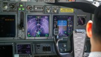 Pilot dan kopilot memeriksa kokpit.