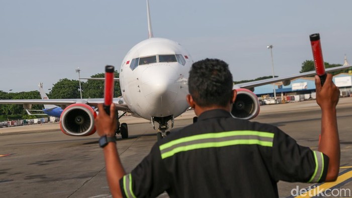 Travelers, Gini Lho Persiapan Lion Air Sebelum Terbangkan Penumpang detikTravel berkesempatan melihat langsung bagaimana persiapan maskapai Lion Group sebelum menyambut penumpang di dalam pesawat. Yuk, intip potretnya.