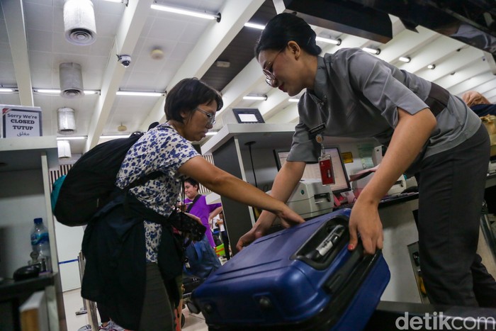 detikTravel berkesempatan melihat langsung bagaimana persiapan maskapai Lion Group sebelum menyambut penumpang di dalam pesawat. Yuk, intip potretnya.