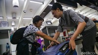 Rombongan detikTravel dibawa ke konter check in yang berada di Terminal 1 Bandara Soekarno-Hatta, Tangerang, beberapa waktu lalu. Terlihat para penumpang berbaris, membawa barang bawannya menunggu giliran di depan konter. Petugas dengan sigap menanyakan identitas serta menimbang.