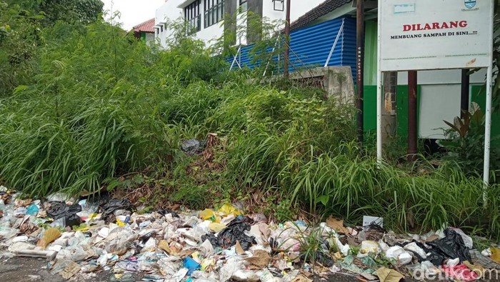 Tumpukan sampah di Jalan Perkantoran Bima