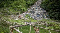 Tumpukan sampah di TPS ilegal itu menimbulkan aroma tidak sedap dan mencemari lingkungan sekitar.  