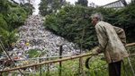 Tumpukan Sampah di TPS Ilegal Ini Bak Air Terjun