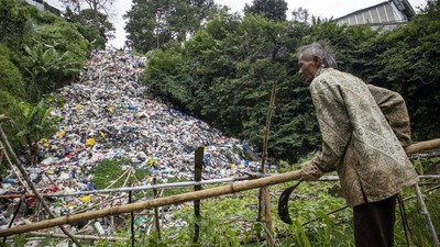 Tumpukan Sampah di TPS Ilegal Ini Bak Air Terjun