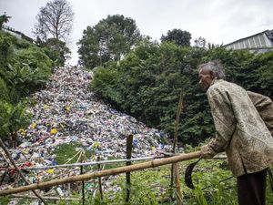 Tumpukan Sampah di TPS Ilegal Ini Bak Air Terjun
