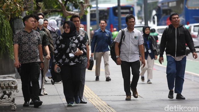 Usia pensiun pekerja Indonesia naik dari 58 tahun menjadi 59 tahun mulai 2025. Batas usia ini menjadi rujukan untuk memanfaatkan program BPJS TK.