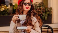 Ketika ke Paris, model berusia 24 tahun ini pun tak mau ketinggalan untuk mampir ke kafe yang populer di sana. Ini momennya saat menikmati kopi. Foto: Instagram @vika.kolesnaya