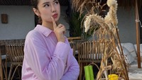 Selain itu, ada juga momen Vika saat kulineran di Indonesia. Ini momennya saat mampir ke restoran keren di Pantai Indah Kapuk. Salah satu momennya terlihat dari foto ini. Model kelahiran tahun 2000 ini menikmati hidangan di Sol Rooftop Bali. Foto: Instagram @vika.kolesnaya