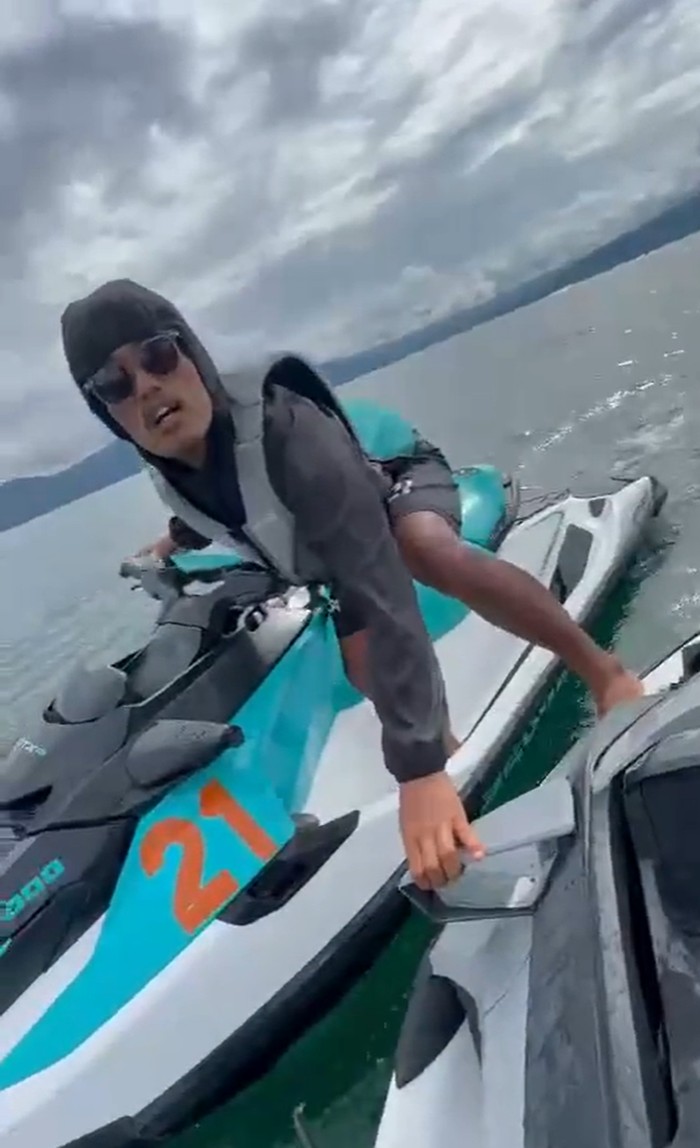 Viral video seorang pengguna jetski dipukuli dan diancam dibunuh oleh pengguna jetski lainnya di Danau Toba, Sumatera Utara.