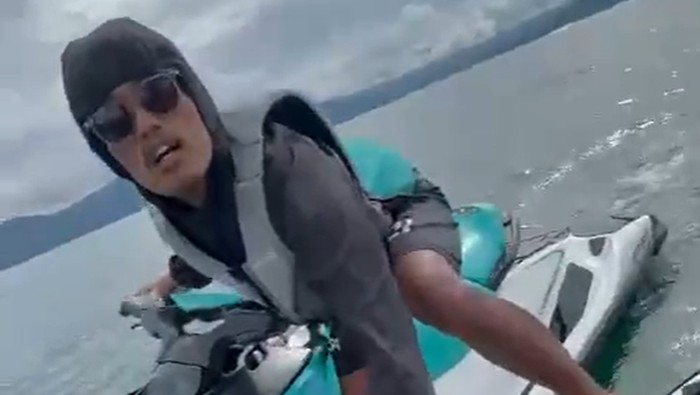 Viral video seorang pengguna jetski dipukuli dan diancam dibunuh oleh pengguna jetski lainnya di Danau Toba, Sumatera Utara.