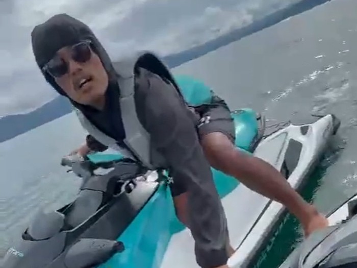 Viral video seorang pengguna jetski dipukuli dan diancam dibunuh oleh pengguna jetski lainnya di Danau Toba, Sumatera Utara.