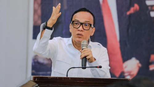 Wakil Menteri Ketenagakerjaan (Wamenaker) Immanuel Ebenezer Gerungan kembali mendatangi PT Sri Rejeki Isman Tbk (Sritex) di Sukoharjo, Jawa Tengah hari ini. Pria yang akrab disapa Noel itu mengadakan diskusi dengan serikat pekerja dan manajemen Sritex.