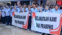 Para buruh Sritex juga membawa sejumlah spanduk berisi permintaan kepada Prabowo.