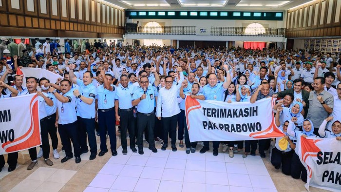 Wamenaker Bertemu Buruh Sritex Lagi, Jamin Tak Ada PHK Wakil Menteri Ketenagakerjaan (Wamenaker) Immanuel Ebenezer Gerungan kembali mendatangi PT Sri Rejeki Isman Tbk (Sritex) di Sukoharjo, Jawa Tengah hari ini. Pria yang akrab disapa Noel itu mengadakan diskusi dengan serikat pekerja dan manajemen Sritex.
