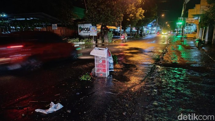 Warga berinisiatif penanda lubang jalan di ruas Jalan Godean wilayah Kalurahan Sidokarto, Godean, Rabu (8/1/2025).