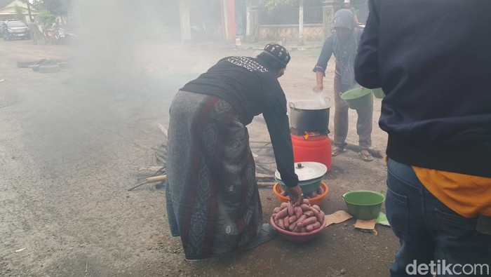Warga rebus ubi protes jalan rusak di Jember