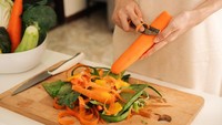 Untuk kategori sayuran, kamu bisa mengandalkan brokoli, bayam, wortel, jagung, mentimun, kentang, dan ubi. Jenis sayuran ini tinggi serat, rendah lemak, dan cenderung rendah asam sehingga aman untuk heartburn. Foto: Getty Images/iStockphoto/Esben_H