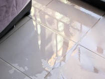 Bingung Pilih Lantai Keramik atau Vinyl? Ini Perbandingan Lengkapnya!