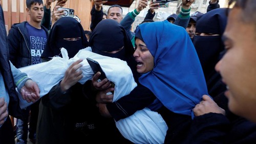 Mourners perform funeral prayers near the bodies of Palestinians killed in Israeli strikes, amid the Israel-Hamas conflict, in Khan Younis, in the southern Gaza Strip January 8, 2025. REUTERS/Mohammed Salem
