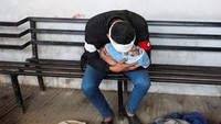 Laporan petugas medis Palestina, seperti dilansir Reuters dan Al Arabiya, Rabu (8/1/2024), menyebut salah satu serangan udara Israel menewaskan sedikitnya 10 orang di sebuah gedung bertingkat di area Sheikh Radwan di Gaza City. Serangan lainnya dilaporkan menewaskan lima orang di area pinggiran Zeitoun.  