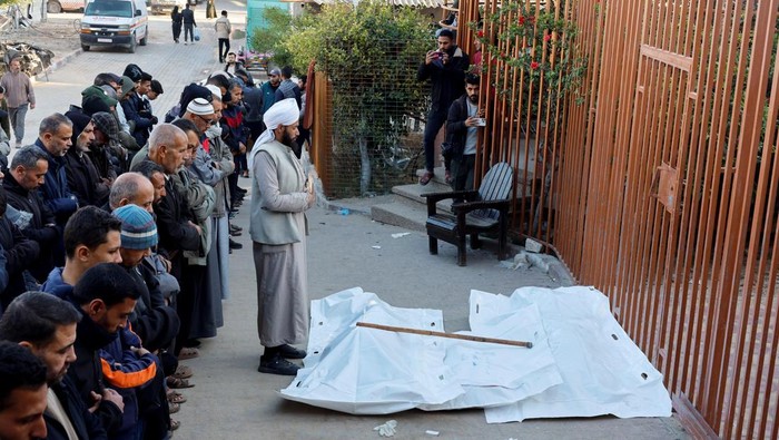 Mourners perform funeral prayers near the bodies of Palestinians killed in Israeli strikes, amid the Israel-Hamas conflict, in Khan Younis, in the southern Gaza Strip January 8, 2025. REUTERS/Mohammed Salem