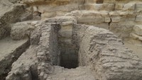 Dr Mohamed Ismail Khaled, Sekretaris Jenderal Dewan Tertinggi Purbakala Mesir, menjelaskan bahwa Saqqara masih menyimpan banyak rahasia yang belum terungkap, dan penemuan terbaru ini menunjukkan bahwa pemakaman tersebut meluas lebih jauh ke utara daripada yang diperkirakan sebelumnya. Foto: (Kementerian Pariwisata dan Kepurbakalaan Mesir)