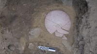 Salah satu makam ini berada di dekat tepi utara dataran tinggi Saqqara dan memiliki struktur di atas tanah dan sebuah terowongan yang disegel dengan batu kapur di pintu masuk ke ruang pemakaman. Mastaba kedua, yang berdekatan dengan lereng berbatu, terdiri dari bagian atas yang terbuat dari batu bata lumpur dan sebuah terowongan persegi panjang di tengahnya. Foto: (Kementerian Pariwisata dan Kepurbakalaan Mesir)