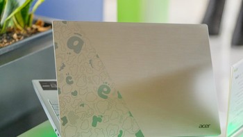 Ini adalah tampilan belakang Acer Swift Lite 14 Air Edition. Foto: Dok. Acer