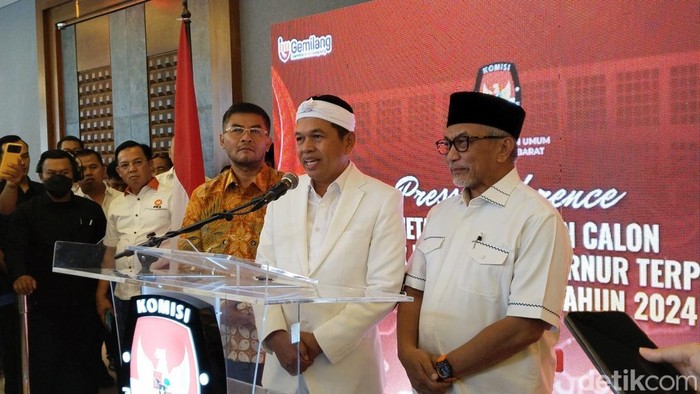 Ahmad Syaikhu saat mendampingi Dedi Mulyadi dan Erwan Setiawan setelah penetapan Gubernur dan Wakil Gubernur Jabar.