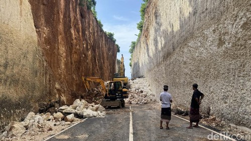 Akses jalan di objek wisata Tanah Barak, Desa Kutuh, Kuta Selatan, Badung, Bali, masih tertutup material longsor berupa bongkahan batu kapur besar, Kamis (9/1/2025). (Foto: I Nyoman Adhisthaya Sawitra/detikBali)