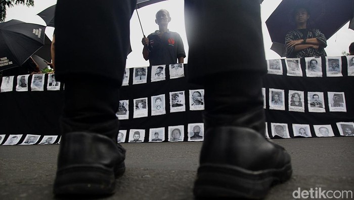 Aksi Kamisan ke-846 Soroti Beban Masyarakat Makin Tinggi Sejumlah pegiat HAM berdiri tegak saat aksi Kamisan ke-846 di depan Istana Merdeka, Jakarta, Kamis (9/1/2025). Mereka memegang payung dengan tulisan tuntutan terkait kasus pelanggaran HAM. Selain itu, para peserta aksi mendesak pemerintah menghindari kebijakan ekonomi yang membebani masyarakat.